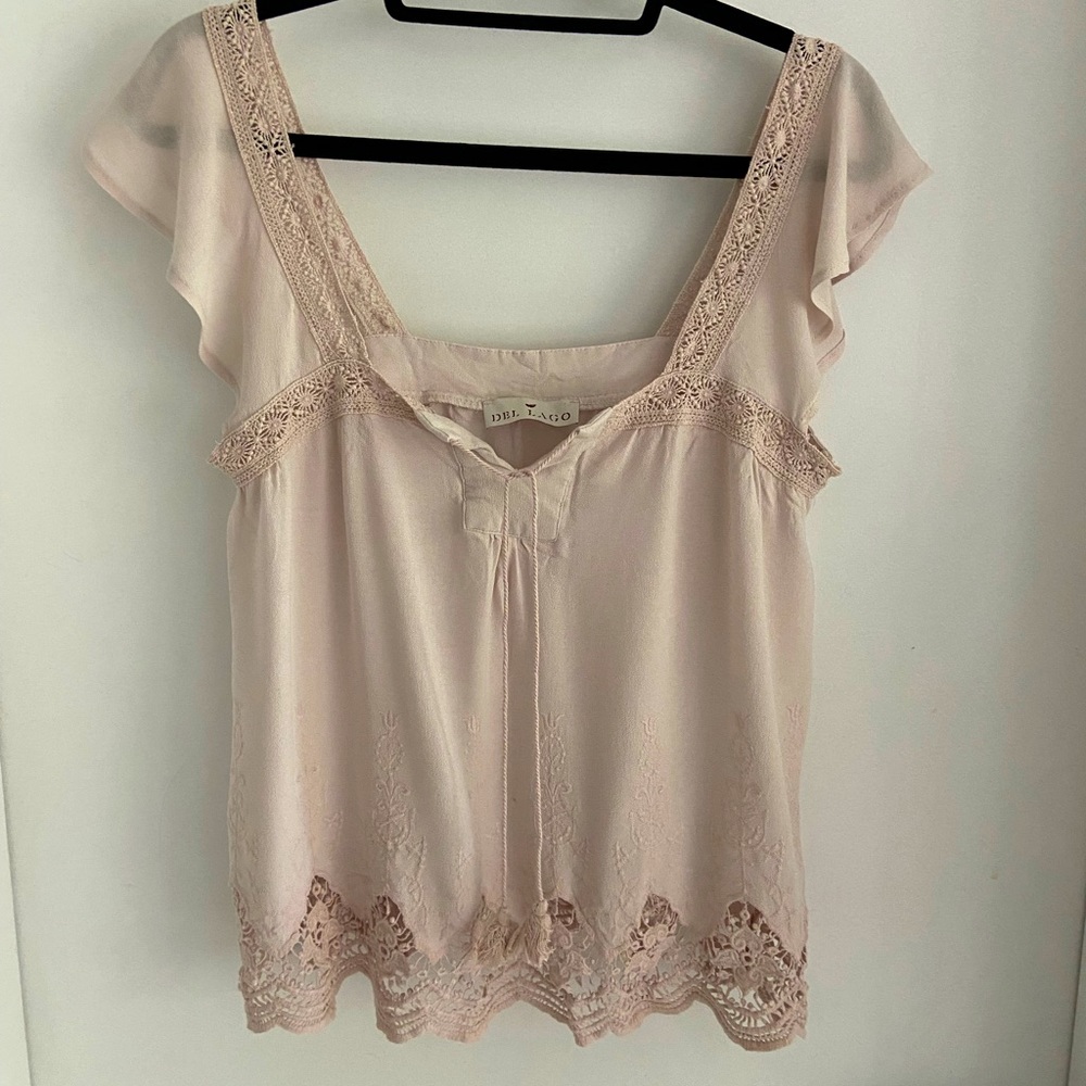 Feminine summer top. Size Medium.